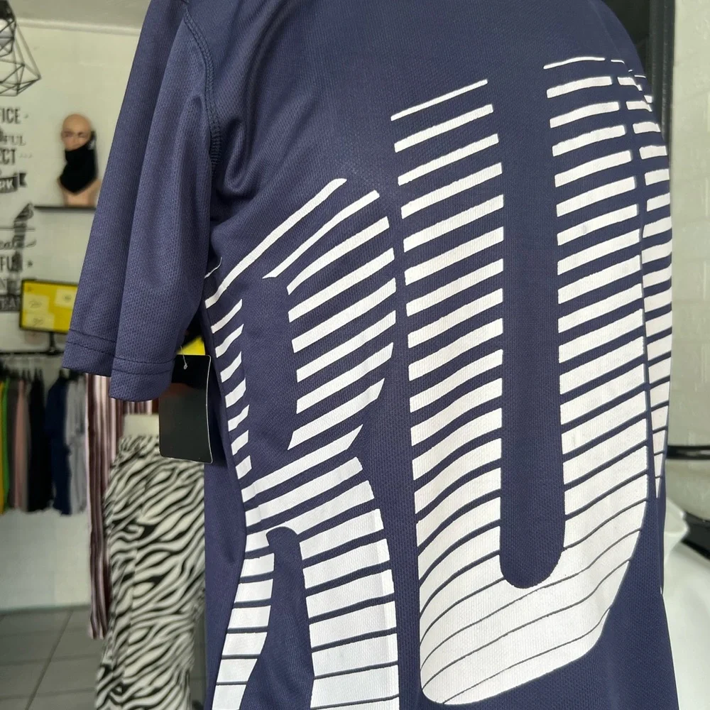 T-Shirt - Picture 14 of 16